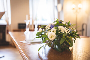 Hochzeitsfotos Brautpaar Hochzeit im Freien romantische Momente am Hochzeitstag liebevolle Details