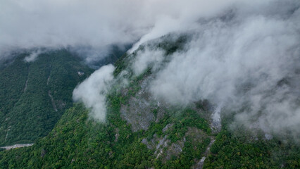 Fog blankets Hualiens lush mountains, creating a serene morning landscape