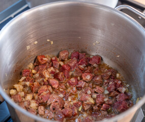 Basis for Pork Stew. When the onion starts to turn golden, add the sliced ​​pork, salt and pepper and fry together for a short while, stirring constantly.