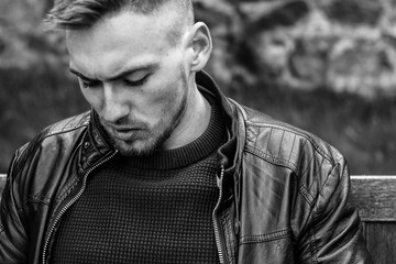 Junger Mann in der Altstadt Spaziergang durch historische Gassen und malerische Straßen