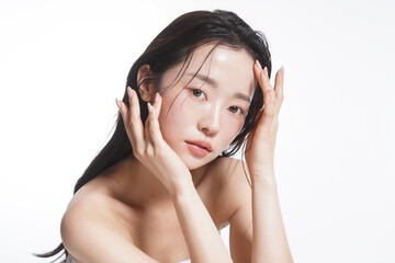 ウェットなヘアをした若い女性のクールなビューティーポートレート
