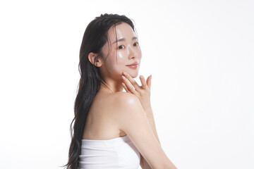 ウェットなヘアをした若い女性のクールなビューティーポートレート