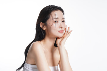 ウェットなヘアをした若い女性のクールなビューティーポートレート