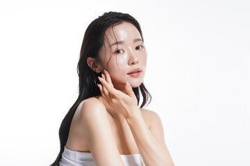 ウェットなヘアをした若い女性のクールなビューティーポートレート