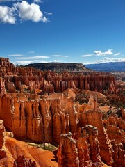 Wandering amongst the canyon's hoodoos (Bryce Canyon National Park, Utah, USA)
