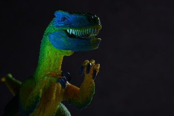 獲物を求めてさまよう、獰猛な肉食恐竜のティラノサウルス
