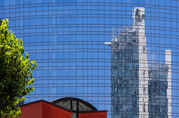 Obraz premium A Fractured View of the Urban Landscape