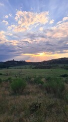 Coucher de soleil sur la Vieille Tour au pied de la colline de Rennes-le-Château
