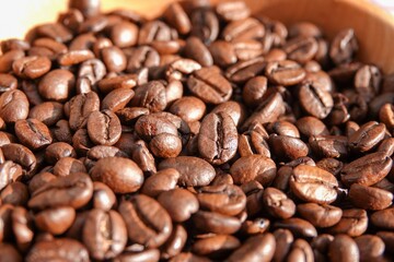 Un tas de grains de café à la lumière du soleil	