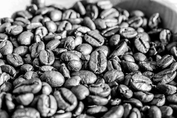 Un tas de grains de café à la lumière du soleil, avec effet noir et blanc brillant
