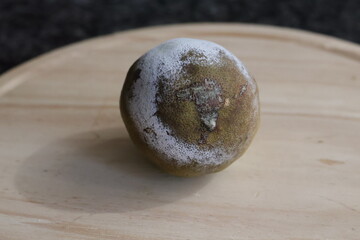 Una toma de cerca de un limón verde con moho, en mal estado 