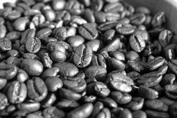 Un tas de grains de café à la lumière du soleil, avec effet noir et blanc