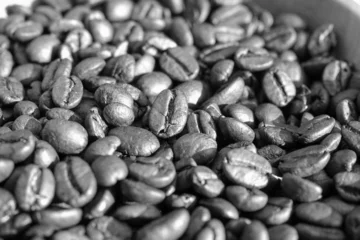 Gardinen Kaffeebohnen Un tas de grains de café à la lumière du soleil, avec effet noir et blanc mat lumineux  © Romain P19