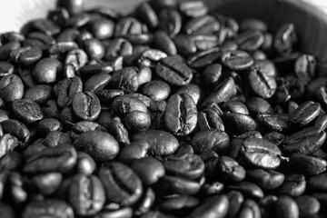 Un tas de grains de café à la lumière du soleil, avec effet noir et blanc mat sombre