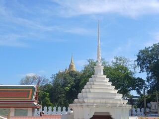 Fototapeta premium the golden mount temple, view from Wat Ratchanatdaram