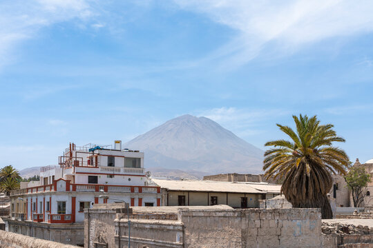 El Misti volcano rising above the white city of Arequipa, UNESCO World Heritage Site, Arequipa, Peru