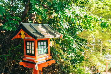吉田神社（茨城県水戸市宮内町）赤い灯籠