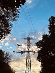 Starkstromleitung im Sonnenuntergang