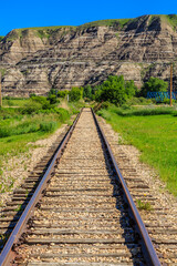 Obraz premium A train track with a mountain in the background