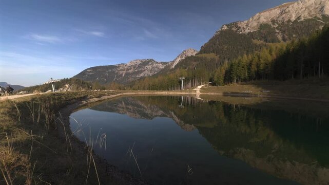 Speichersee am Jenner beim Konigssee in Deutschland, Bayern. Jennerbahn in Berchtesgaden. Moderne Bergbahn am Jenner in Schoenau am Koenigssee. Mittelstation. Alpine ski lift and lake in Germany. 