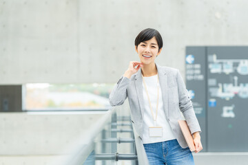 オフィスで働くエンジニアの女性