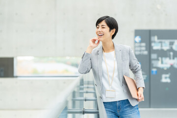 Fototapeta premium オフィスで働くエンジニアの女性