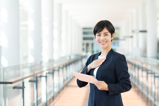 タブレットを使うビジネスウーマン