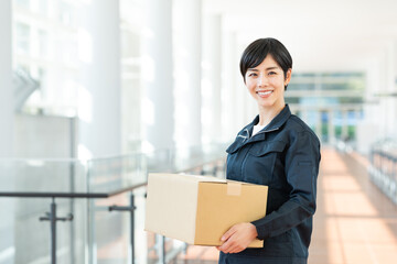 荷物を運ぶ若い女性