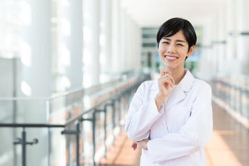 白衣の若い日本人の女性