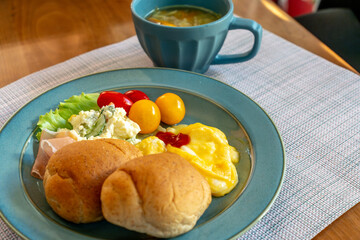 パンと卵とスープとフルーツのある朝食