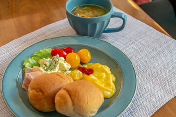 パンと卵とスープとフルーツのある朝食