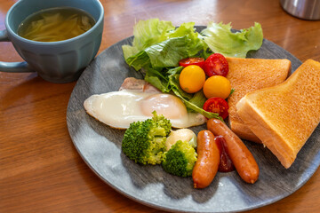 パンと卵とスープとフルーツのある朝食