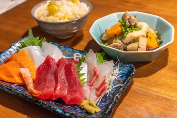 美味しそうな刺身定食
