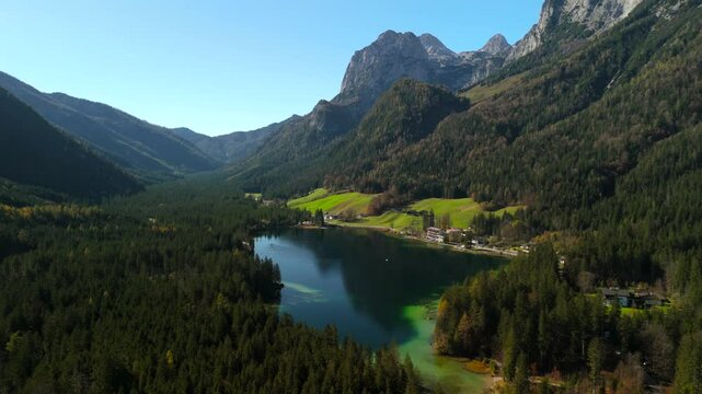 Hintersee bei Ramsau Luftaufnahme im Herbst in Deutschland, Bayern. Ramsauer Ache fruher Ferchensee oder Forchensee grosser See in der Gemeinde Ramsau im Berchtesgadener Land in Germany, Bavaria. 
