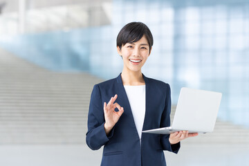 オフィスで働く日本人の女性