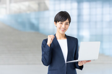 オフィスで働く日本人の女性