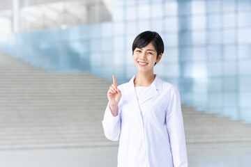 白衣の女性