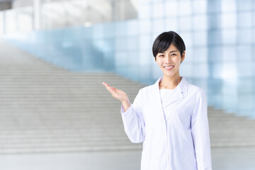 白衣の女性