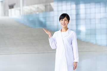 白衣の女性