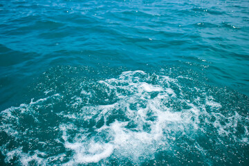Obraz premium An abstract background of seawater flow under light exposure