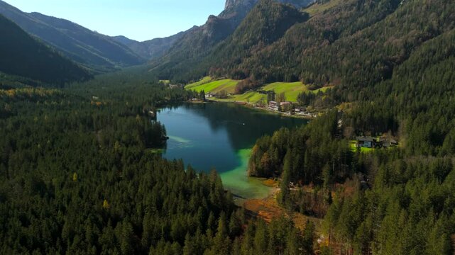 Hintersee bei Ramsau Luftaufnahme im Herbst in Deutschland, Bayern. Ramsauer Ache fruher Ferchensee oder Forchensee grosser See in der Gemeinde Ramsau im Berchtesgadener Land in Germany, Bavaria. 