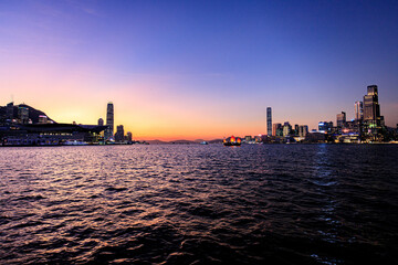 Obraz premium Breathtaking Sunset Over Victoria Harbour Featuring Traditional Chinese Sailing Boat, Hong Kong