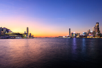 Obraz premium Vibrant Sunset Over Hong Kong's Iconic Skyline and Victoria Harbour