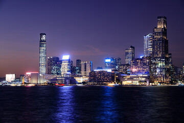 Obraz premium Stunning Night Skyline of Kowloon Peninsula’s Illuminated Skyscrapers, Hong Kong