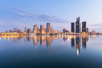 Obraz premium Detroit, Michigan, USA skyline at dawn on the Detroit River