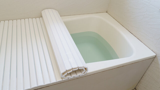 お風呂に溜めたお湯と保温用のフタ