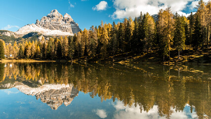 A Perfect Reflection: Autumn’s Beauty at Lago d’Antorno
