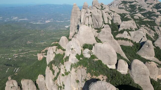 Drone flight over the rock formations of Montserrat in Catalonia - Vol au dessus des formations rocheuses de Montserrat en Catalogne