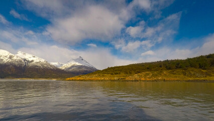 Imagen tomada en el Calafate, Argentina en la que se aprecia lago, montañas y nevados.