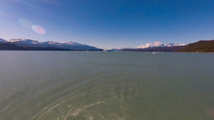 Imagen tomada en el Calafate, Argentina en la que se aprecia lago, montañas y nevados.